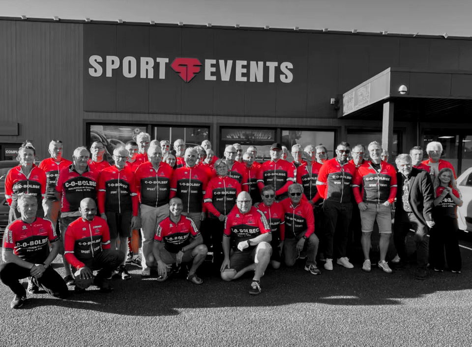 Le C-O Bolbec réuni devant la façade de SPORT EVENTS