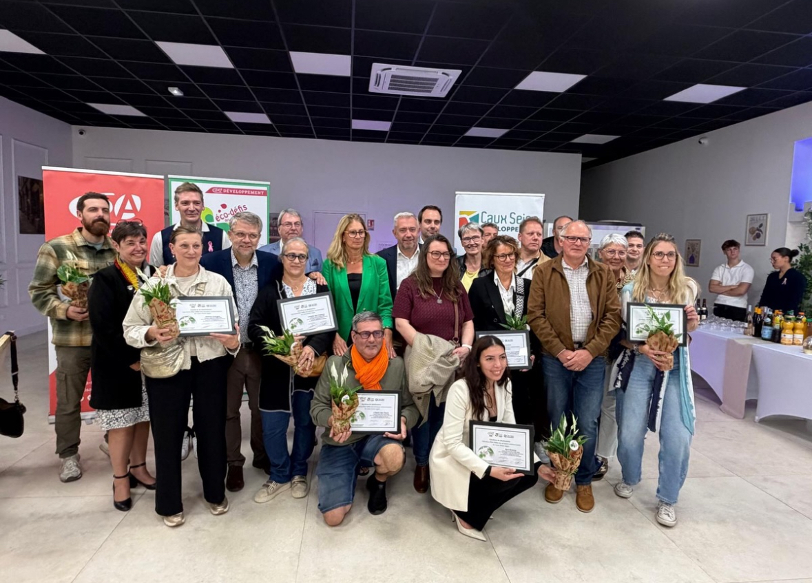Les lauréats Éco-Défis réunis avec leurs certificats chez SPORT EVENTS