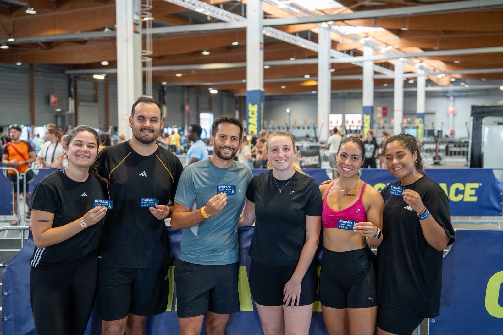Les membres du groupe présentent leurs écussons GYMRACE à l’arrivée